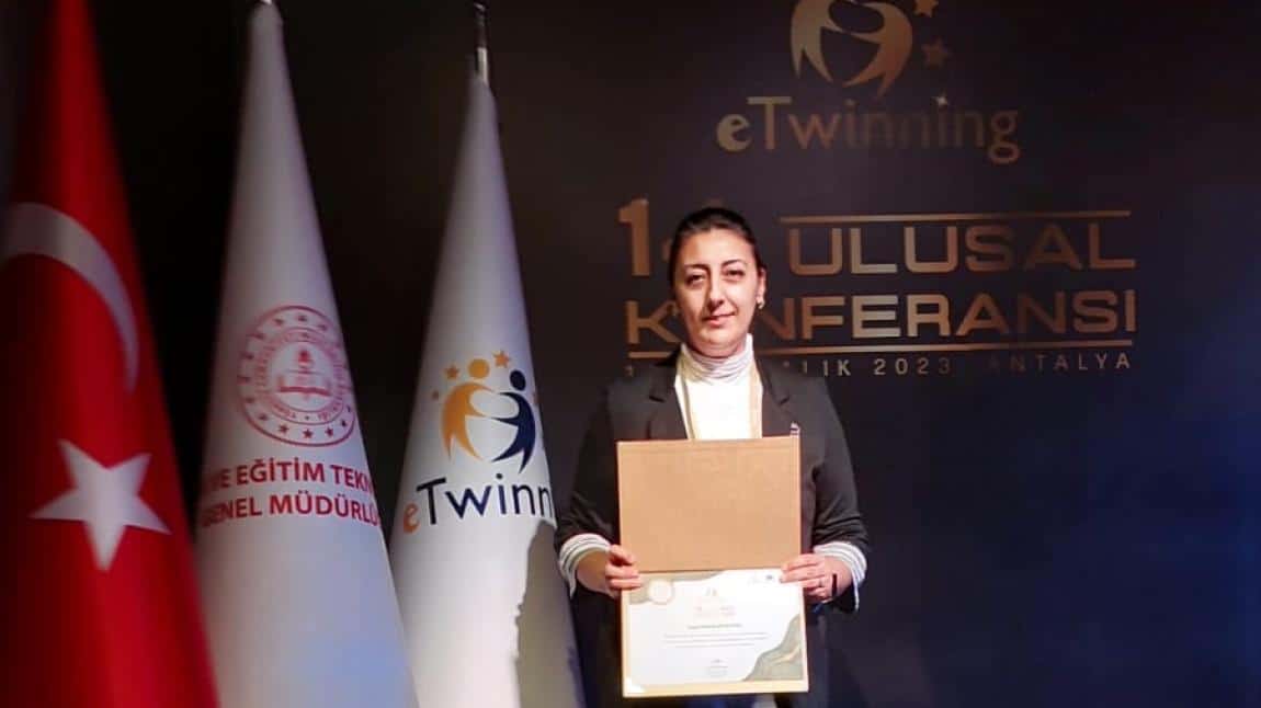 Okulumuz öğretmeni Hatice BARDAKCI 2023 yılında Türkiye de yapılan 11bin proje içerisinde ilk 200 e girerek 14.eTwinning ulusal konferansına davet edildi.